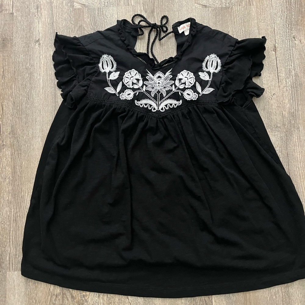 Knox and Rose short sleeve embroidered top